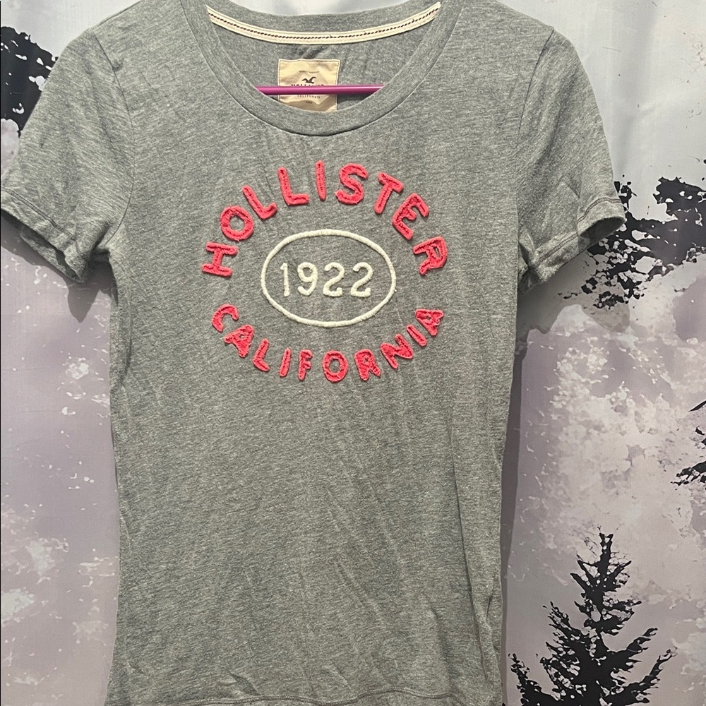 Hollister Heather Gray Tee with Pink Embroidery